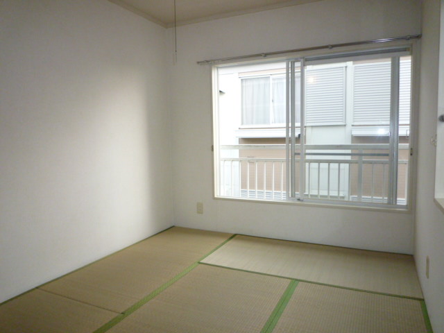 Living and room. 6 is a tatami. 