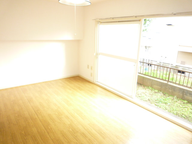 Living and room. Although southeast direction, Bright is. 
