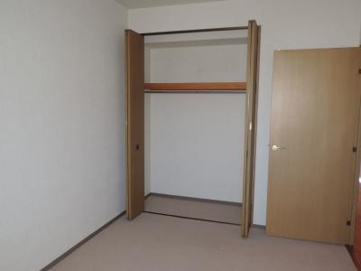 Non-living room. Japanese-style room 6 quires, There are of course closet storage.