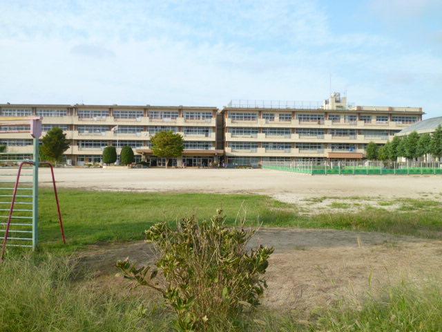 Primary school. 440m to handle Municipal Togashira Higashi Elementary School