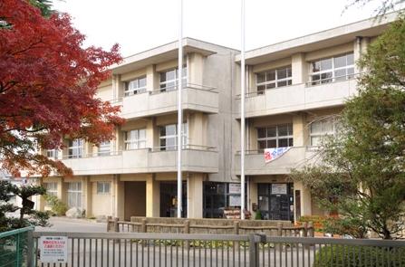 Junior high school. 2000m to handle the first junior high school