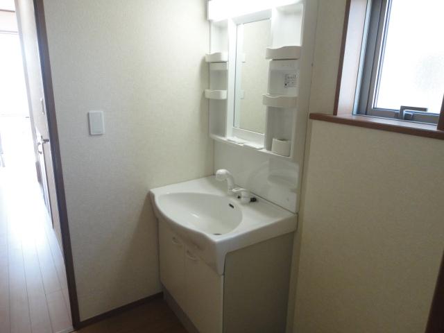 Wash basin, toilet.  ◆ Easy-to-use wash basin wide bowl. 