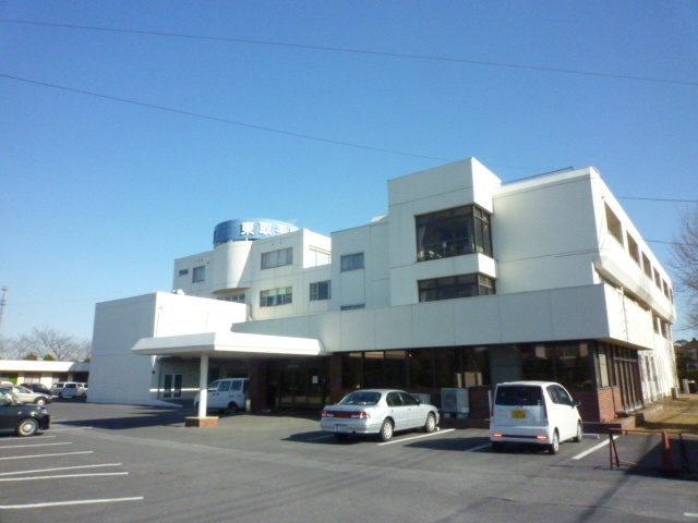 Hospital. 3397m to the east, handle hospital (hospital)