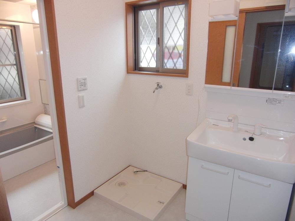 Wash basin, toilet. Indoor (January 2011) shooting
