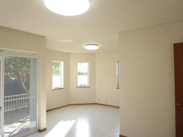 Living. It has become a spacious living room of 12.5 quires.