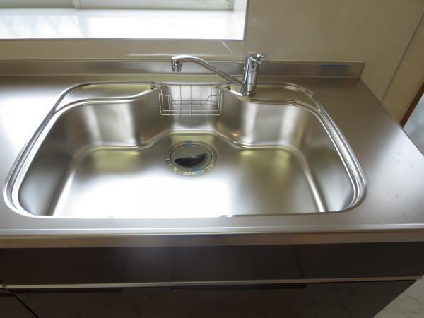 Kitchen. It is also easier to wash the kitchen sink is also widely tableware.