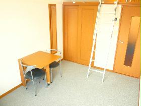 Living and room. table ・ Chair ・ It is with full-length mirror