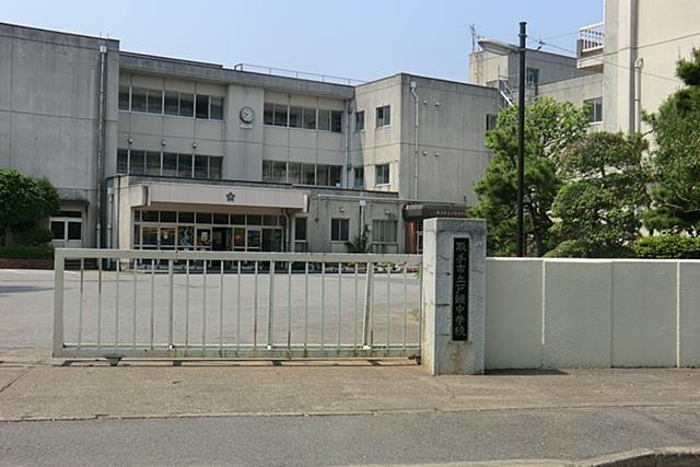 Junior high school. 475m to handle Municipal Togashira junior high school