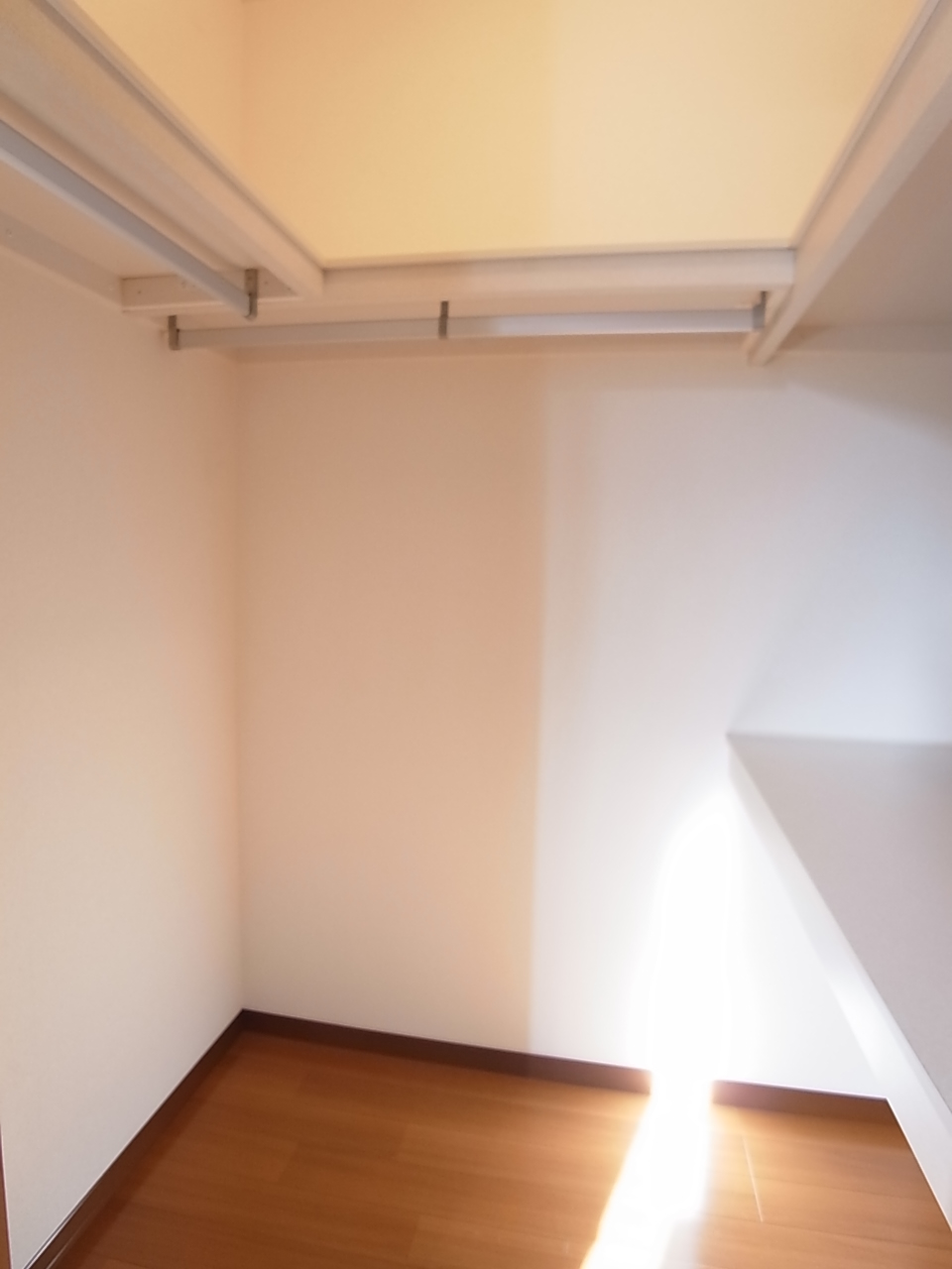 Receipt. Walk-in closet. Hanger Kakezuke. You can use the room spacious