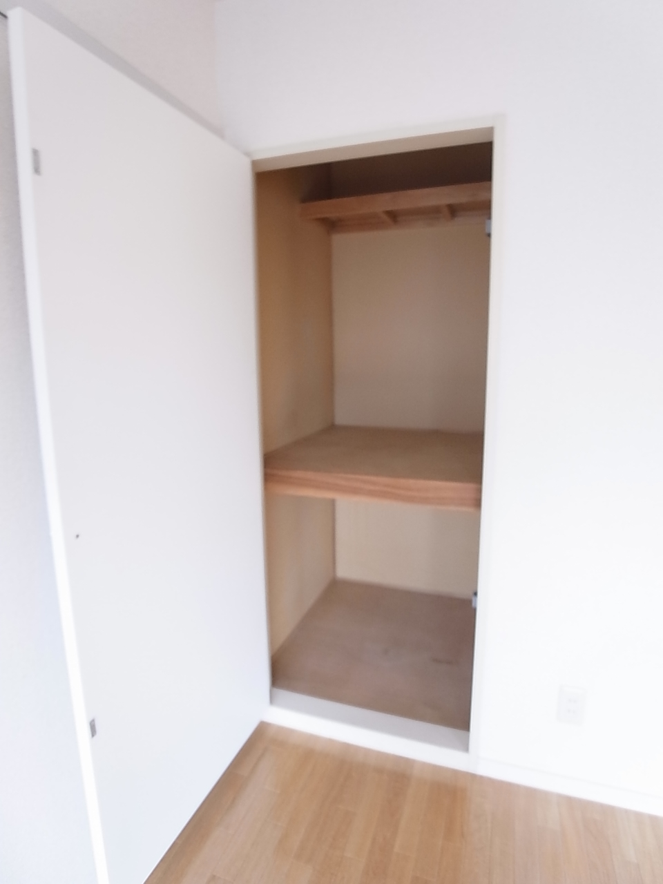 Receipt. Will LDK storage.  Storage closet in the Japanese-style room. With storage to LDK