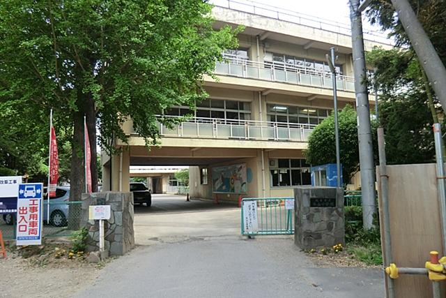 Primary school. 380m to handle Municipal Nagayama Elementary School