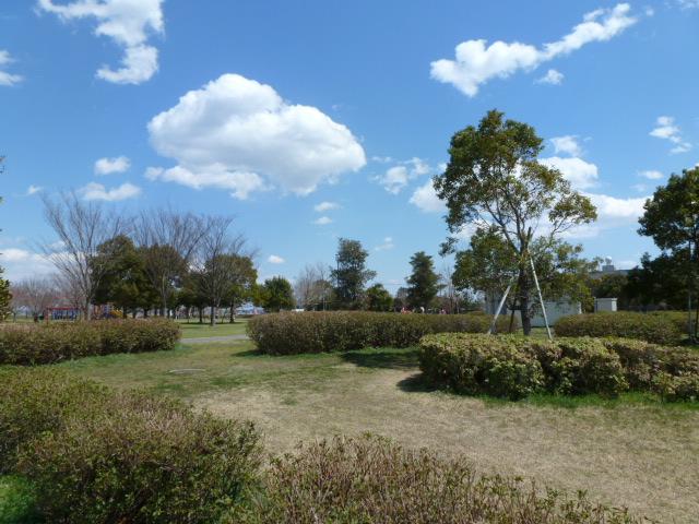 park. 1300m to Kitaura River green space
