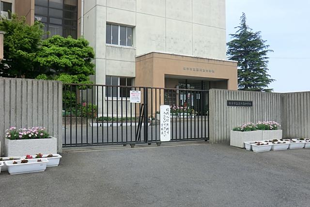 Junior high school. Fujishiro 900m to the south junior high school