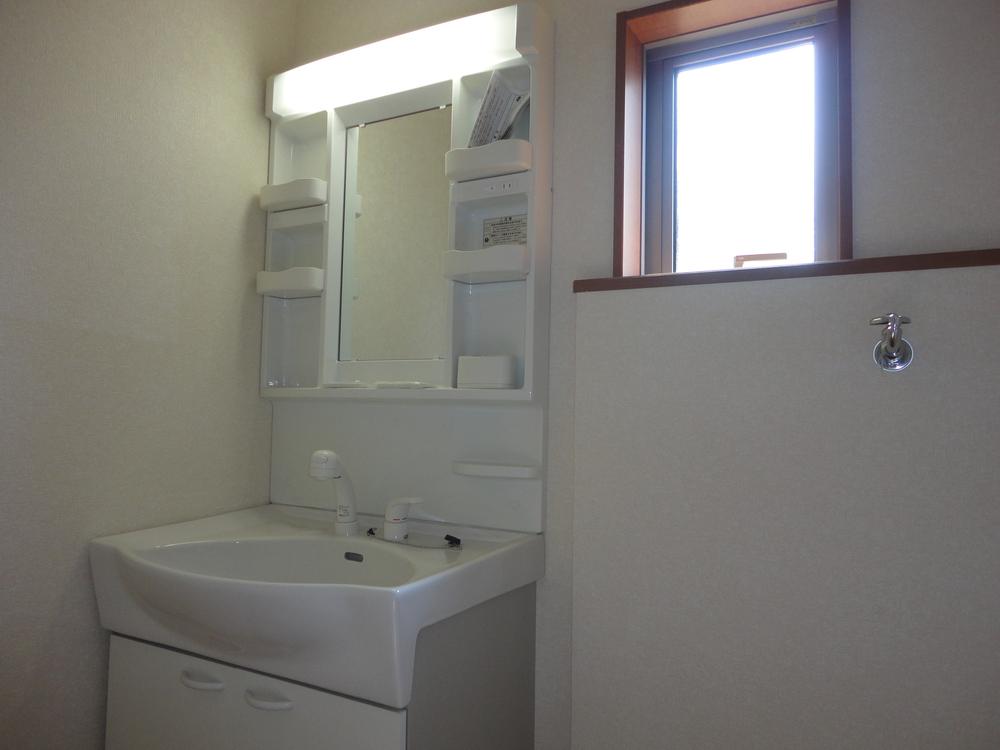 Wash basin, toilet. (Building 2) same specification