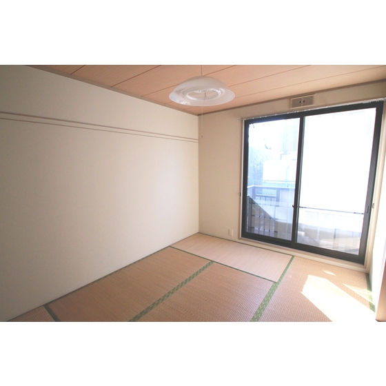 Entrance. Japanese-style room also bright ☆ 