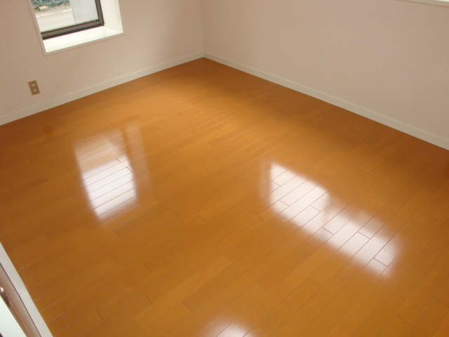 Living and room. Western-style 6 Pledge.
