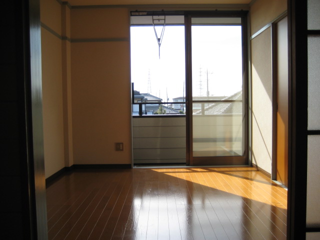 Living and room. Western-style 6 Pledge facing south