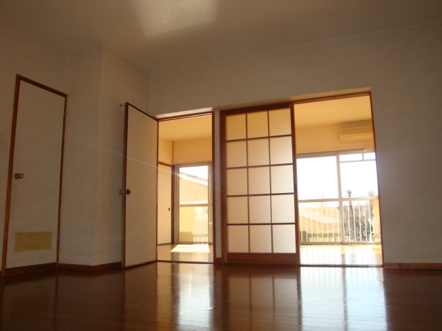 Living and room. Spacious LDK