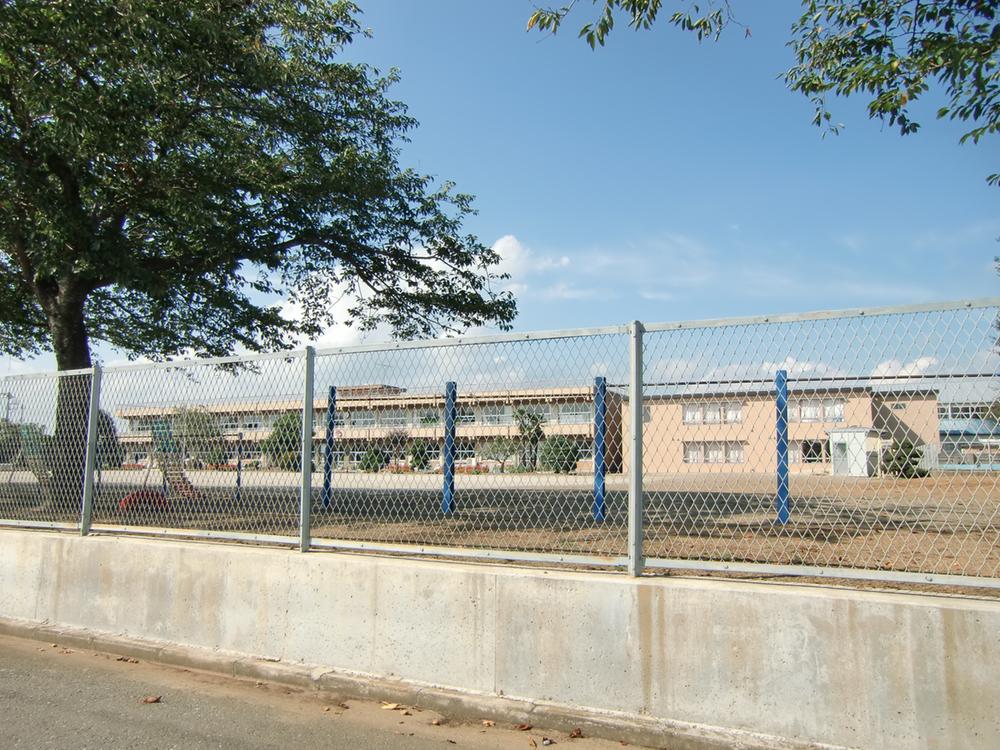 Primary school. 1163m until Tsuchiura Municipal Kamiozu Higashi Elementary School