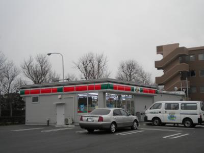 Convenience store. Thanks Tsuchiura Nishine store up (convenience store) 889m