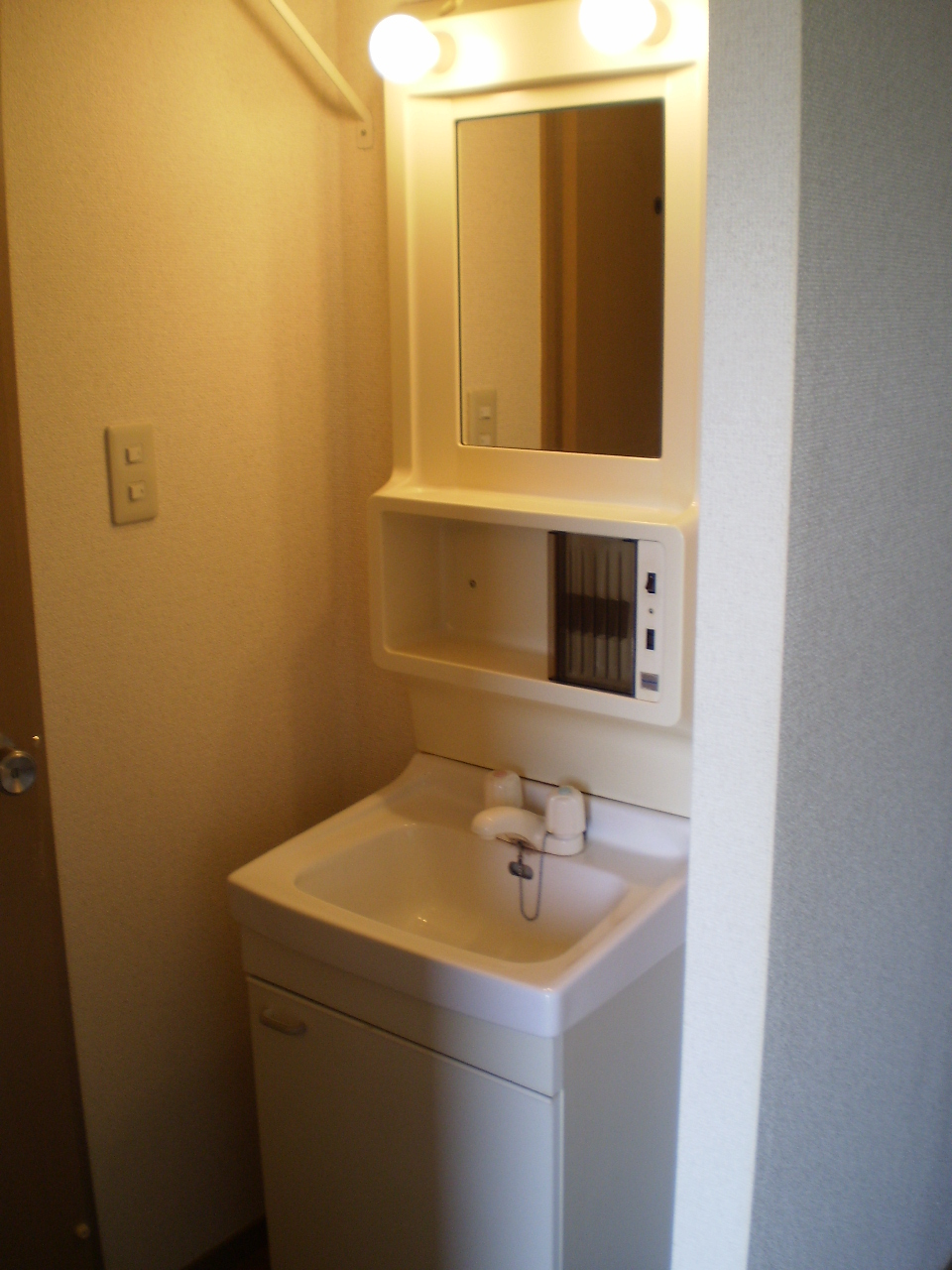 Washroom. Independent wash basin