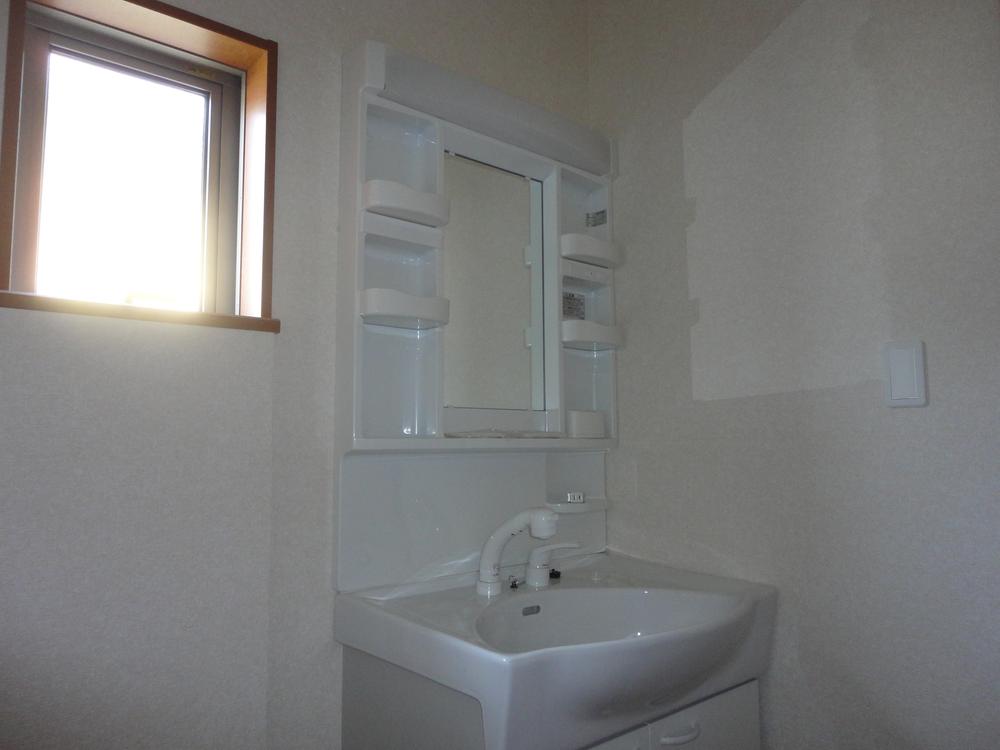 Wash basin, toilet. (Building 2) same specification