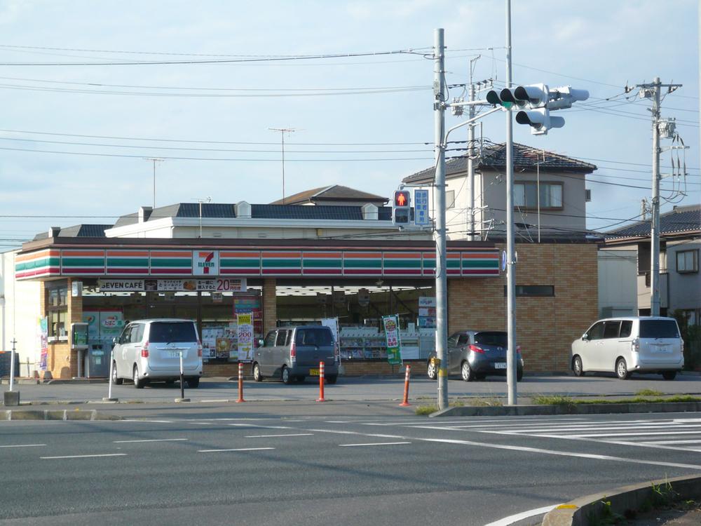 Convenience store. 690m to Seven-Eleven