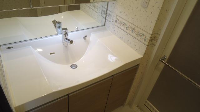 Wash basin, toilet. Interior