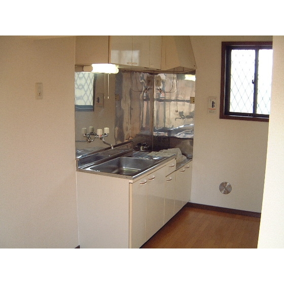 Kitchen. Good ventilation and a small window ◎