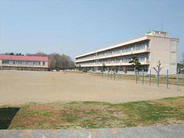 Primary school. Tsuchiura Municipal Metropolitan Kazuminami to elementary school 862m