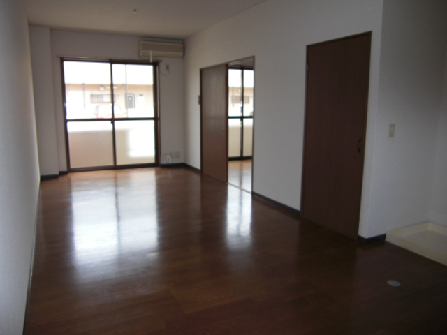 Living and room. Spacious LDK