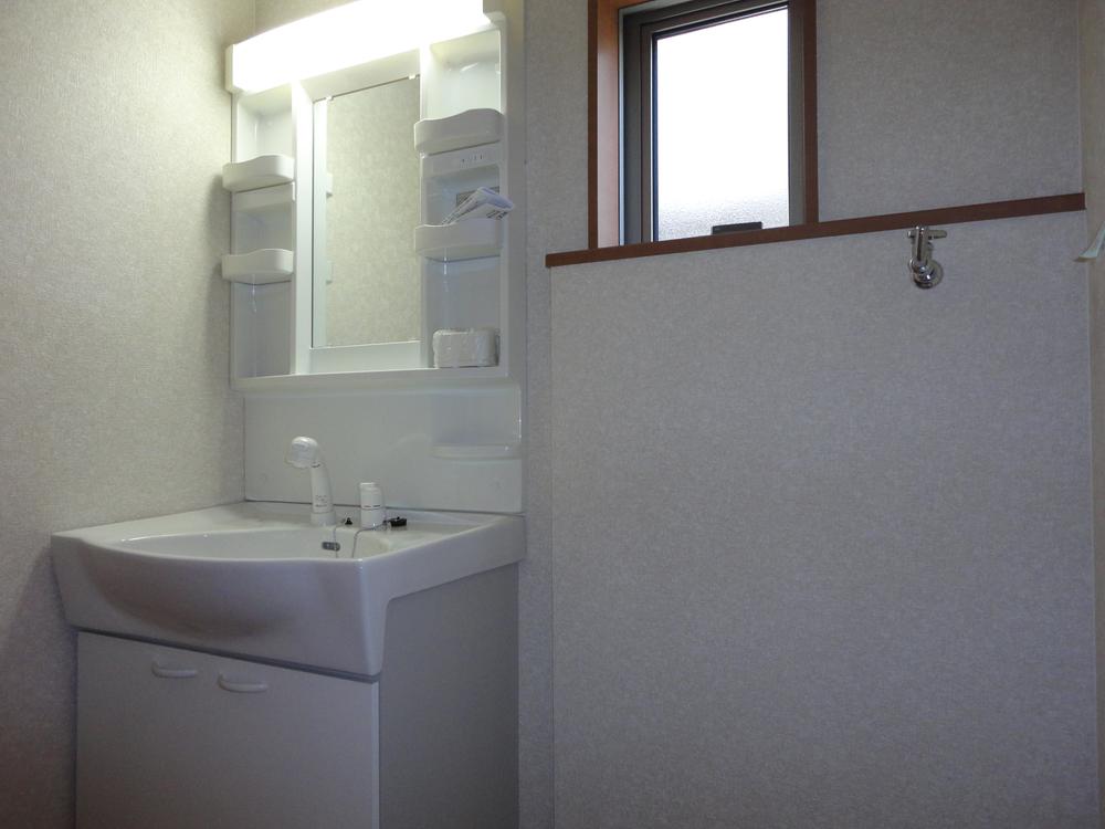Wash basin, toilet. (4 Building) same specification