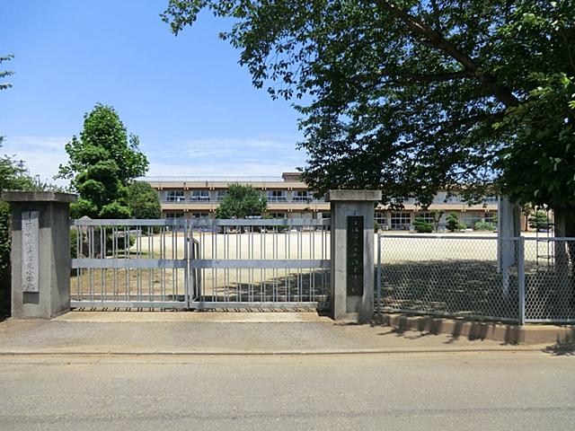 Primary school. 950m until Tsuchiura Municipal Kamiozu Higashi Elementary School