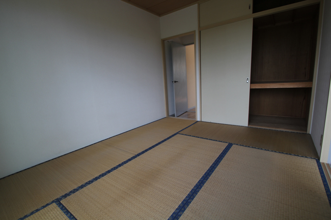 Living and room. There is also Japanese-style room! 