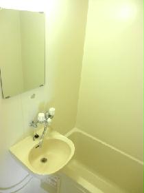 Bath. Mirror and washbasin! 