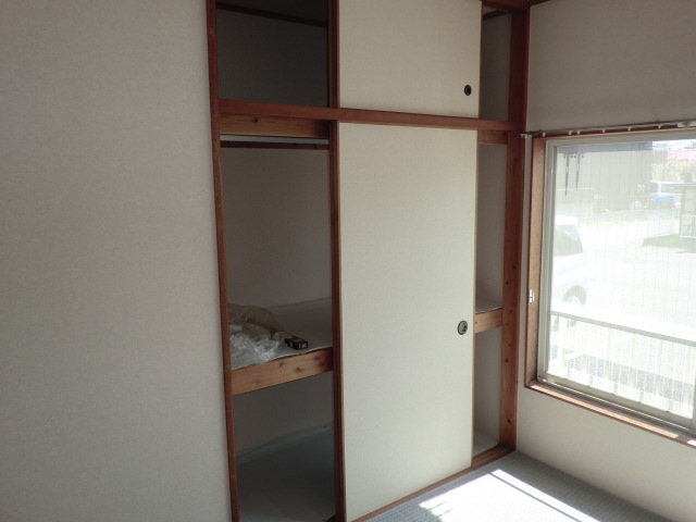 Receipt. Also there is a closet in the Japanese-style room.