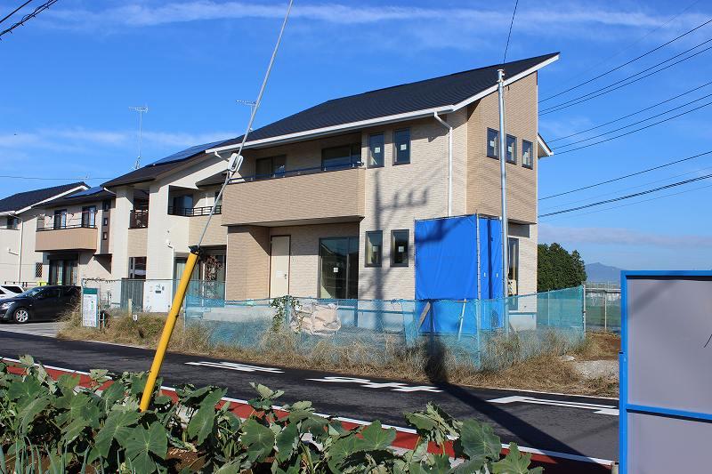 Local photos, including front road. Local shooting