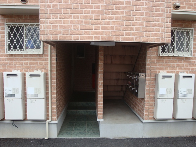 Other common areas. Central staircase ALL angle room