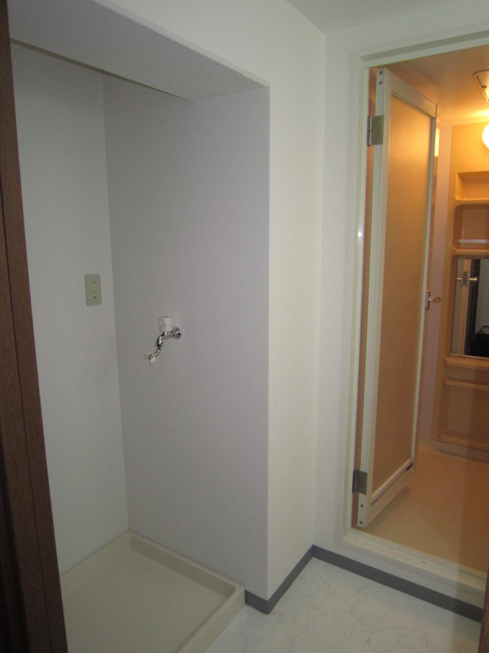 Wash basin, toilet. Interior