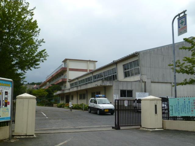 Primary school. 1767m until Tsuchiura City Museum of Tsuchiura second elementary school