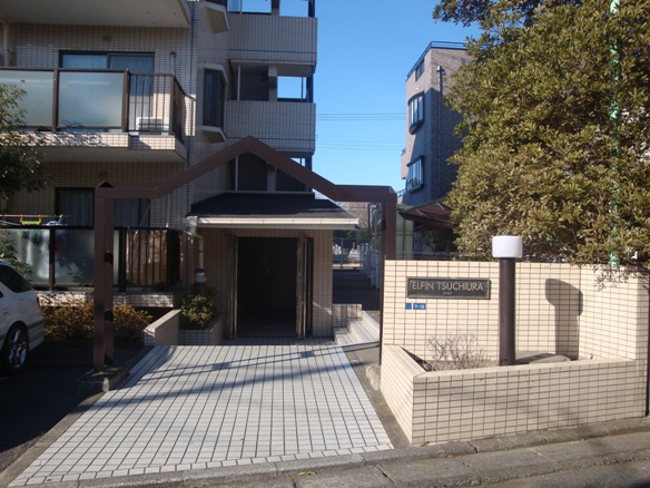 Entrance. There entrance set post
