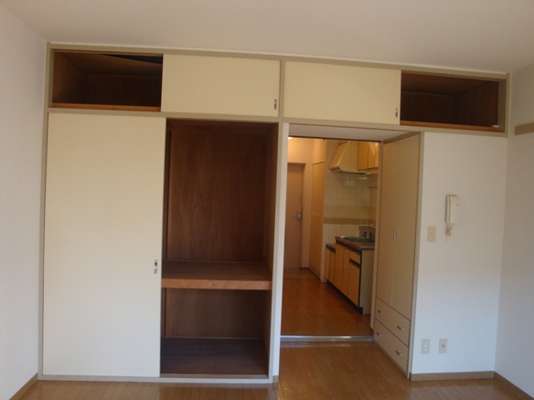 Receipt. Storage lot! Upper closet with