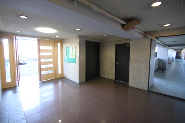 Entrance. Communal area