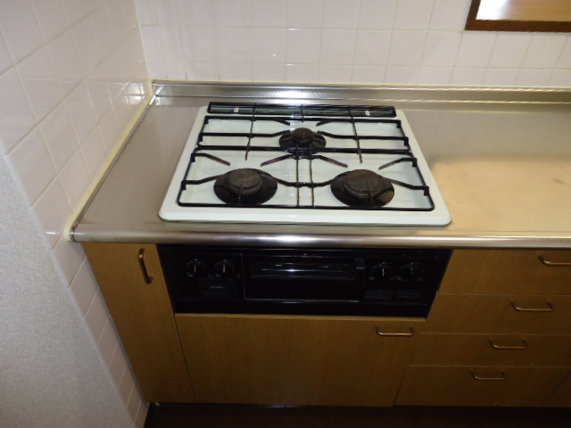 Kitchen. 3-burner stove