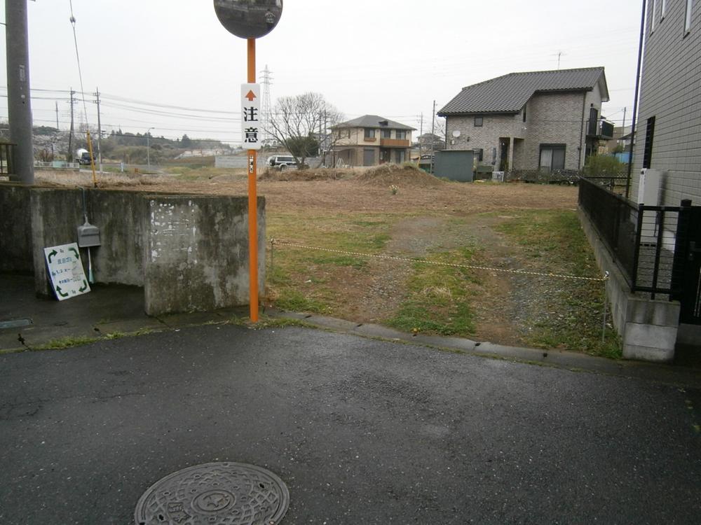 Local photos, including front road. A compartment entrance