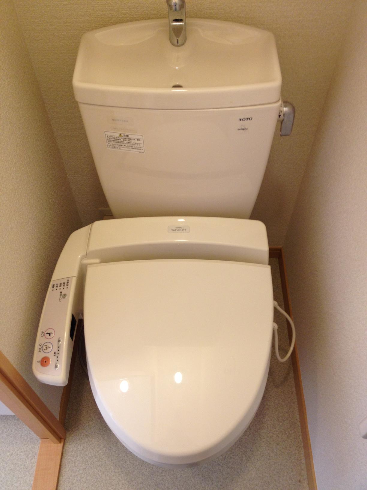 Toilet.  ☆ With a heated toilet seat function ☆ 