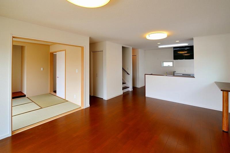 Same specifications photos (living). Construction image It may be different from the actual ones. 