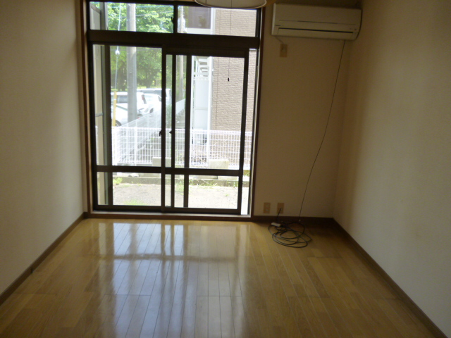 Living and room. 6 Pledge room