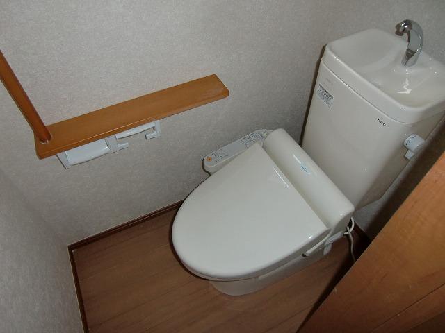 Toilet. Same specifications toilet, 1 with warm water cleaning toilet seat ・ There on the second floor