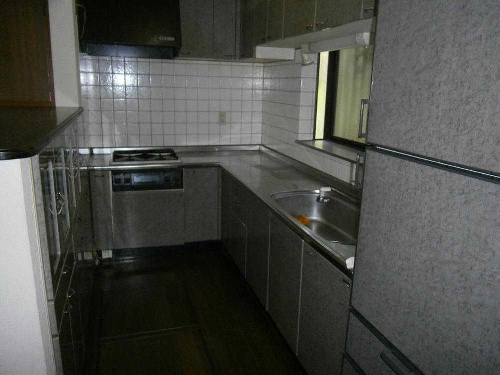 Kitchen. Gas stove new!